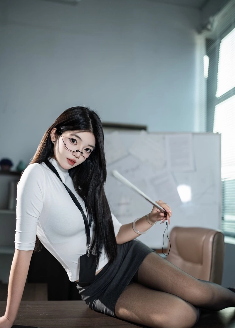 Gái văn phòng tạo dáng tự nhiên thu hút ánh nhìn