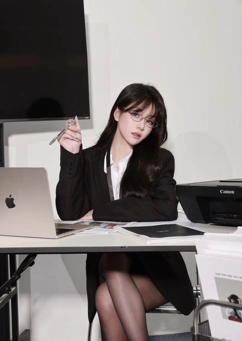 Gái văn phòng với biểu cảm nhẹ nhàng cuốn hút