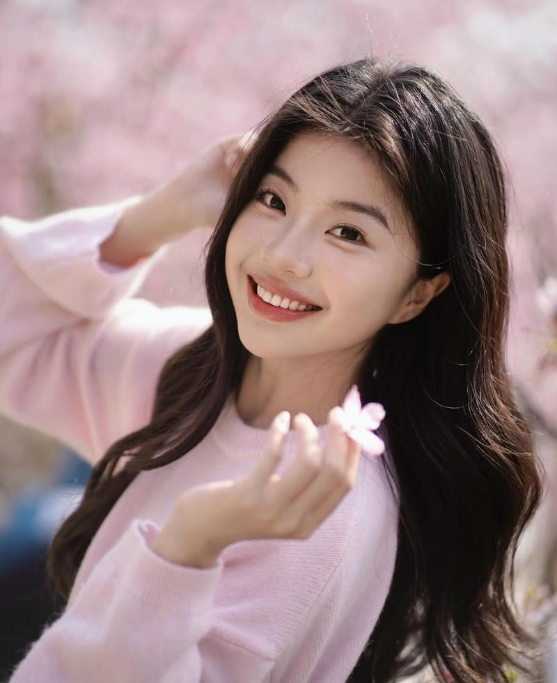 Gái xinh cười với biểu cảm tự nhiên đầy cuốn hút