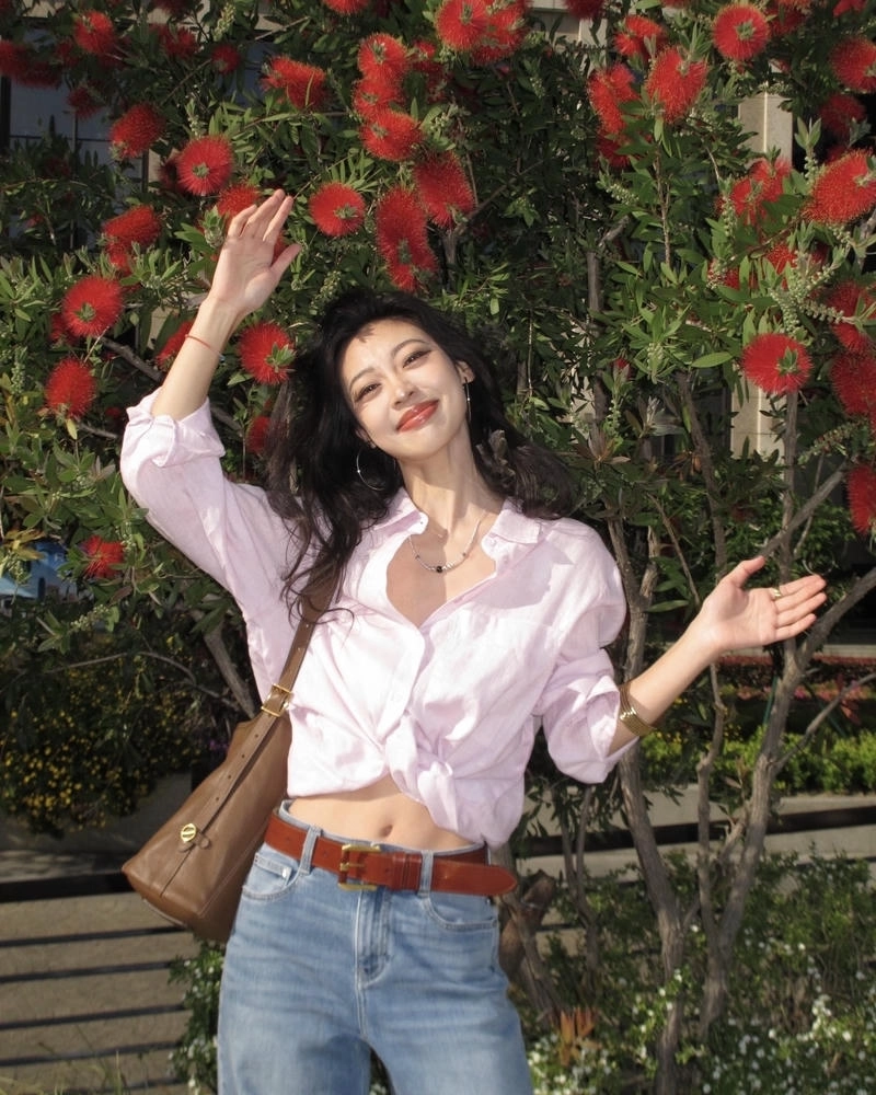 Gái xinh cười với biểu cảm vui vẻ và đáng yêu