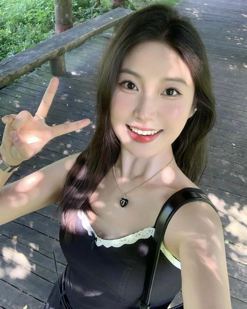 Gái xinh cười với nét dịu dàng và trong trẻo