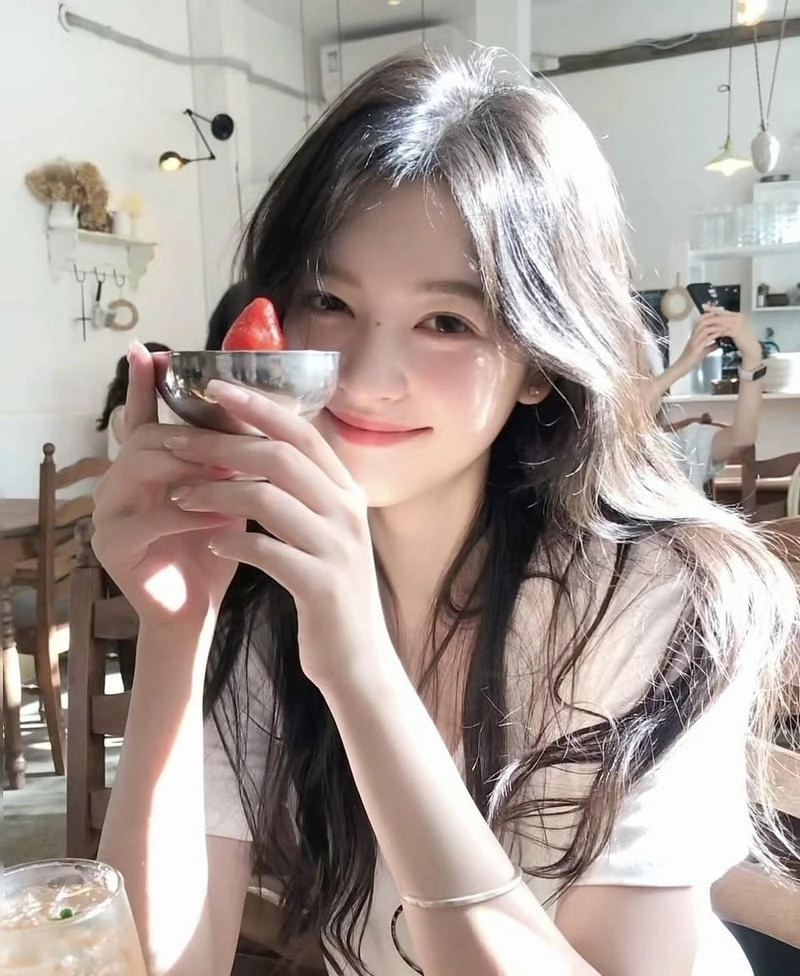 Gái xinh cười với phong cách tự nhiên nhẹ nhàng