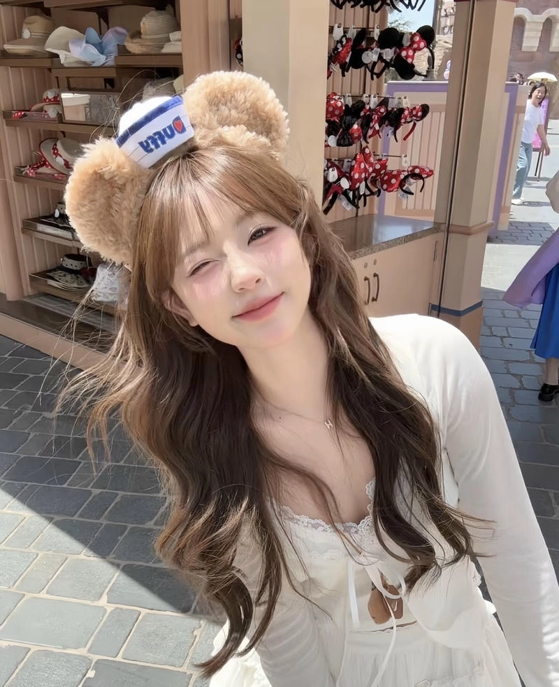 Gái xinh cười với thần sắc vui vẻ đầy sức sống