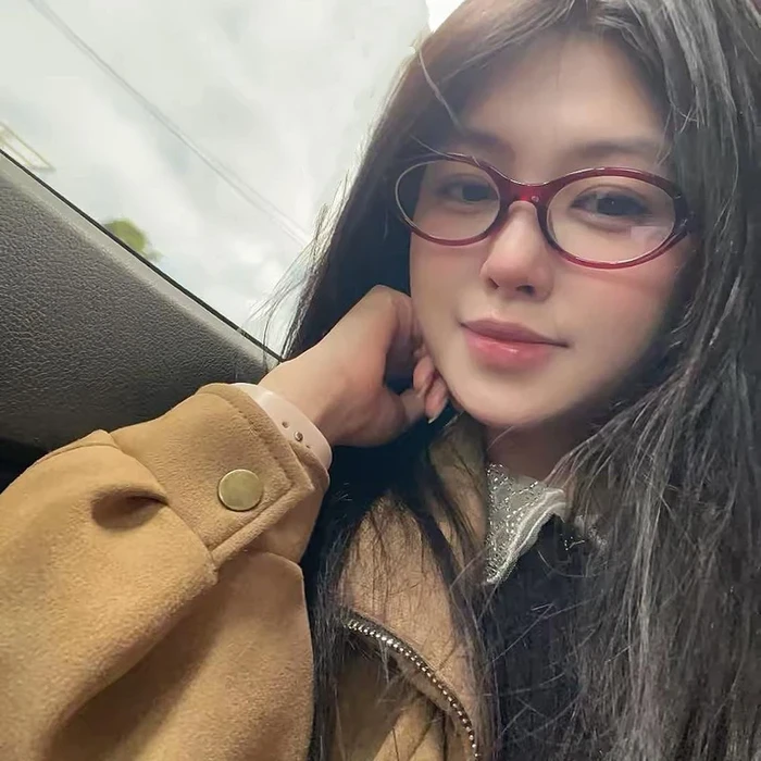 Gái xinh đeo kính ngọt ngào khả ái