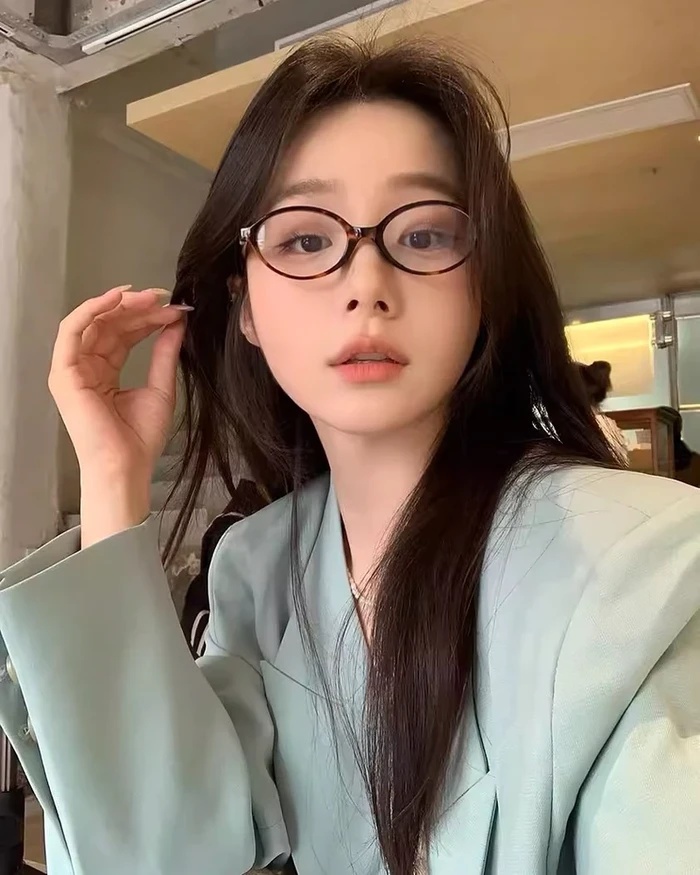 Gái xinh đeo kính tinh khôi duyên dáng