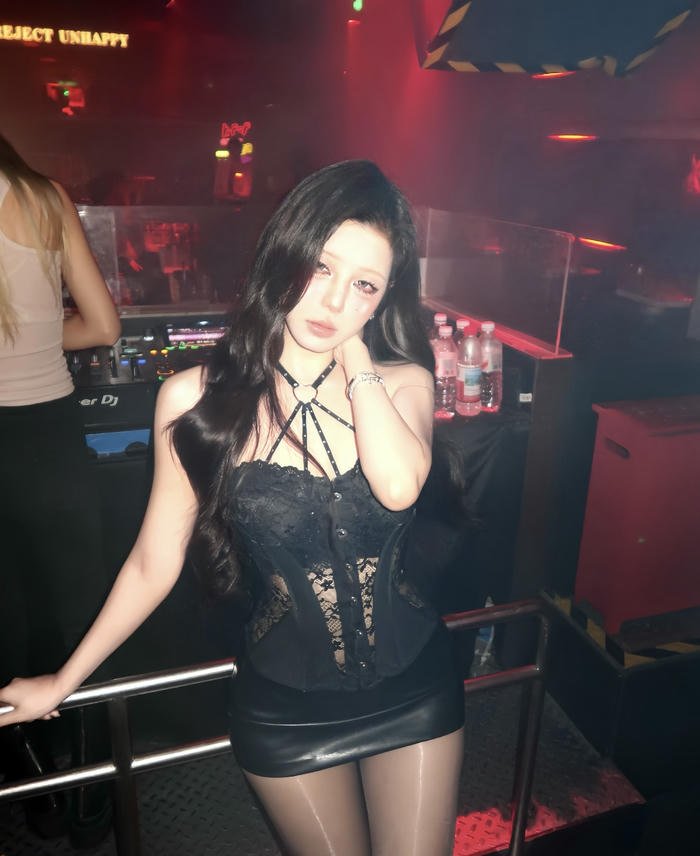 Gái xinh đi bar ánh nhìn tự tin sexy