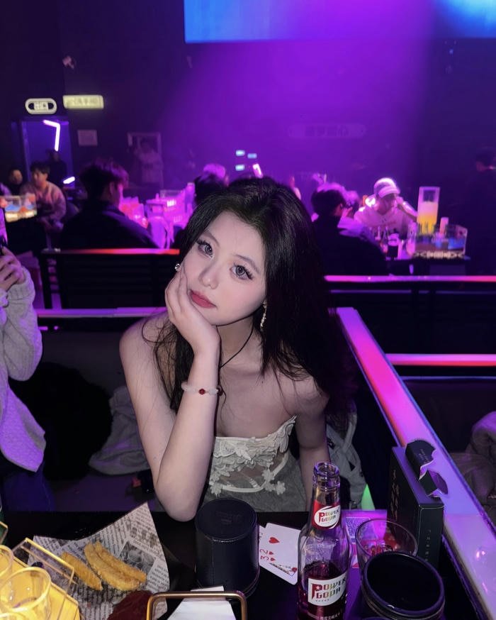 Gái xinh đi bar ánh sáng huyền ảo