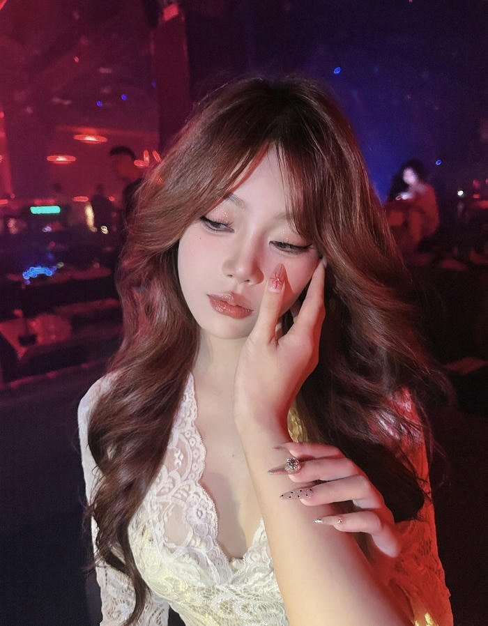 Gái xinh đi bar cùng bạn bè vui