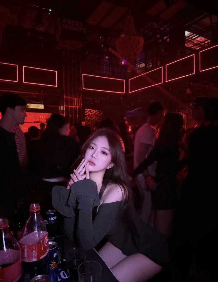 Gái xinh đi bar đêm nhạc sôi động