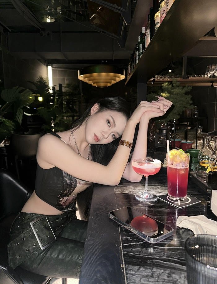 Gái xinh đi bar diện áo hở hang