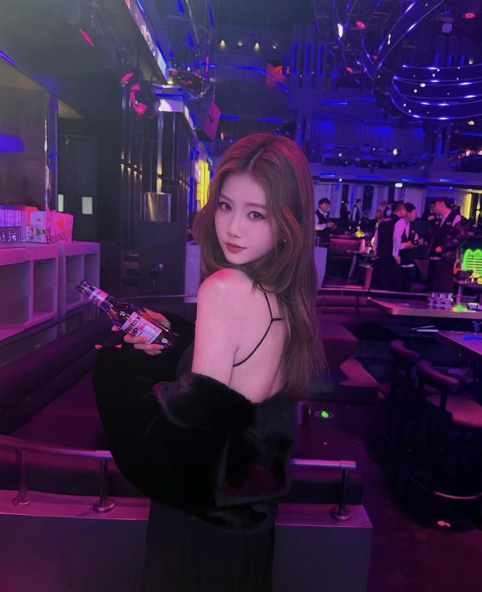 Gái xinh đi bar hở lưng