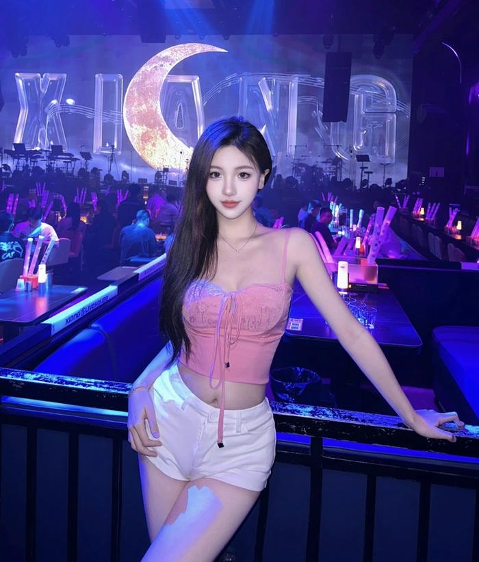 Gái xinh đi bar mặc áo hồng