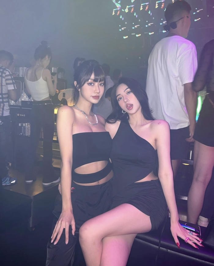 Gái xinh đi bar phong cách trẻ trung