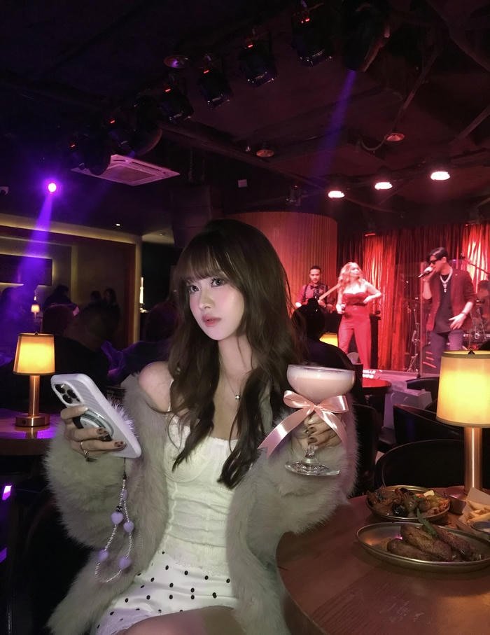 Gái xinh đi bar style cá tính