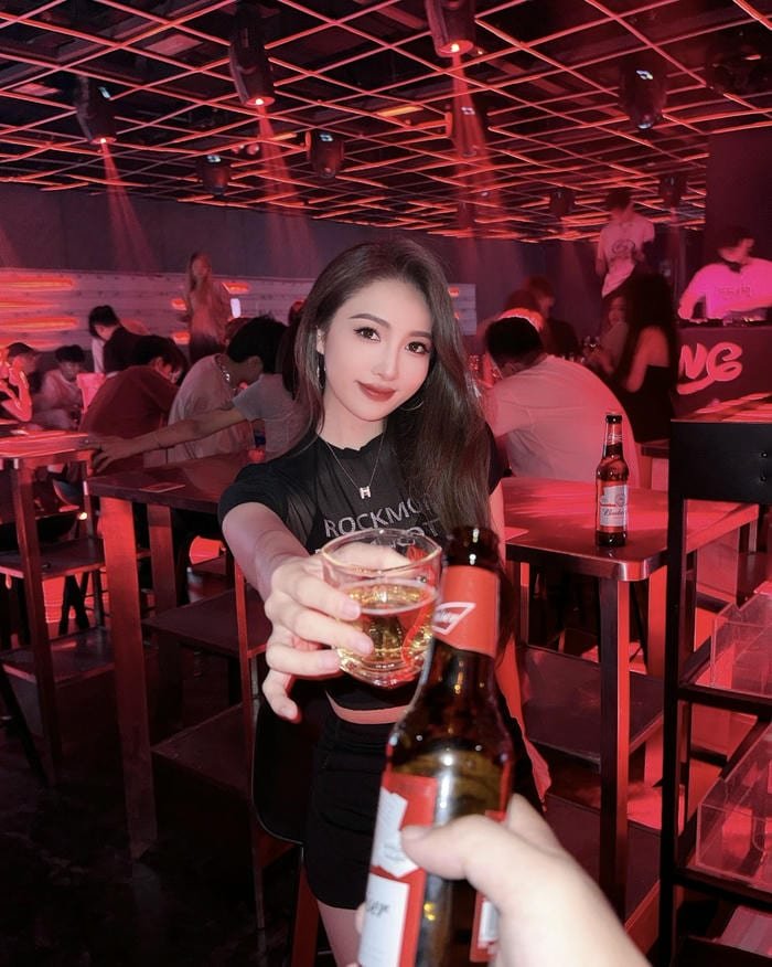 Gái xinh đi bar tạo dan gà cụng ly