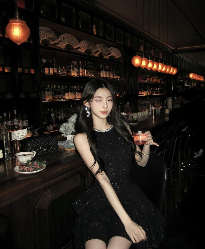 Gái xinh đi bar tạo dáng nhẹ nhàng