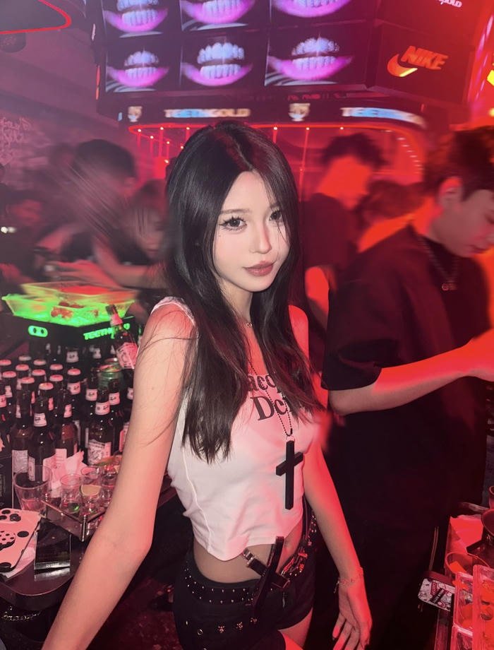 Gái xinh đi bar tóc dài