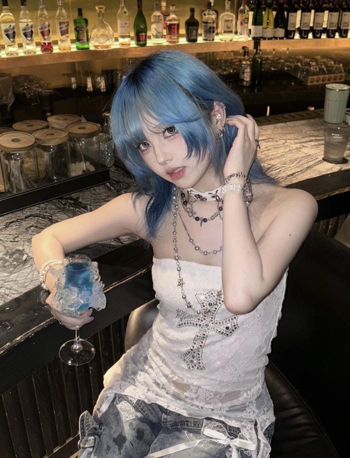 Gái xinh đi bar tóc xanh