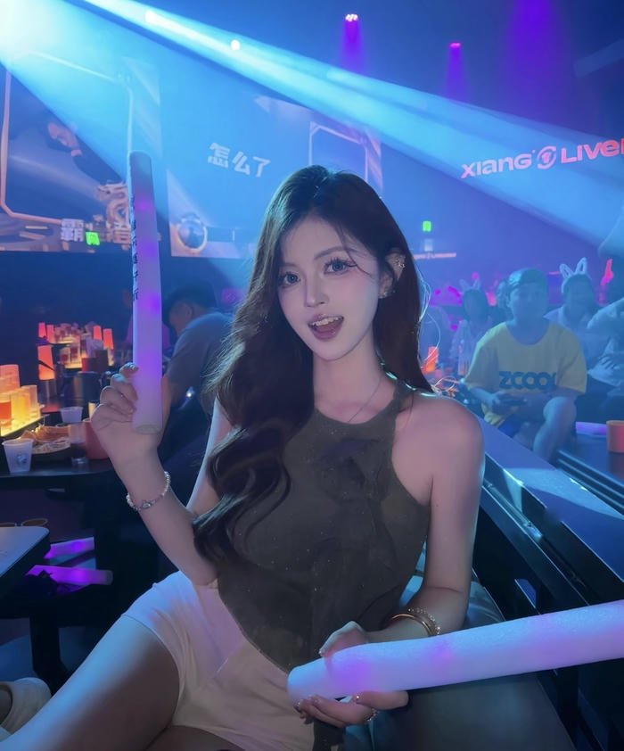 Gái xinh đi bar tóc xoăn sóng