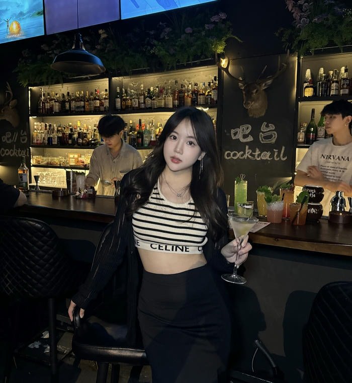 Gái xinh đi bar uống rượu