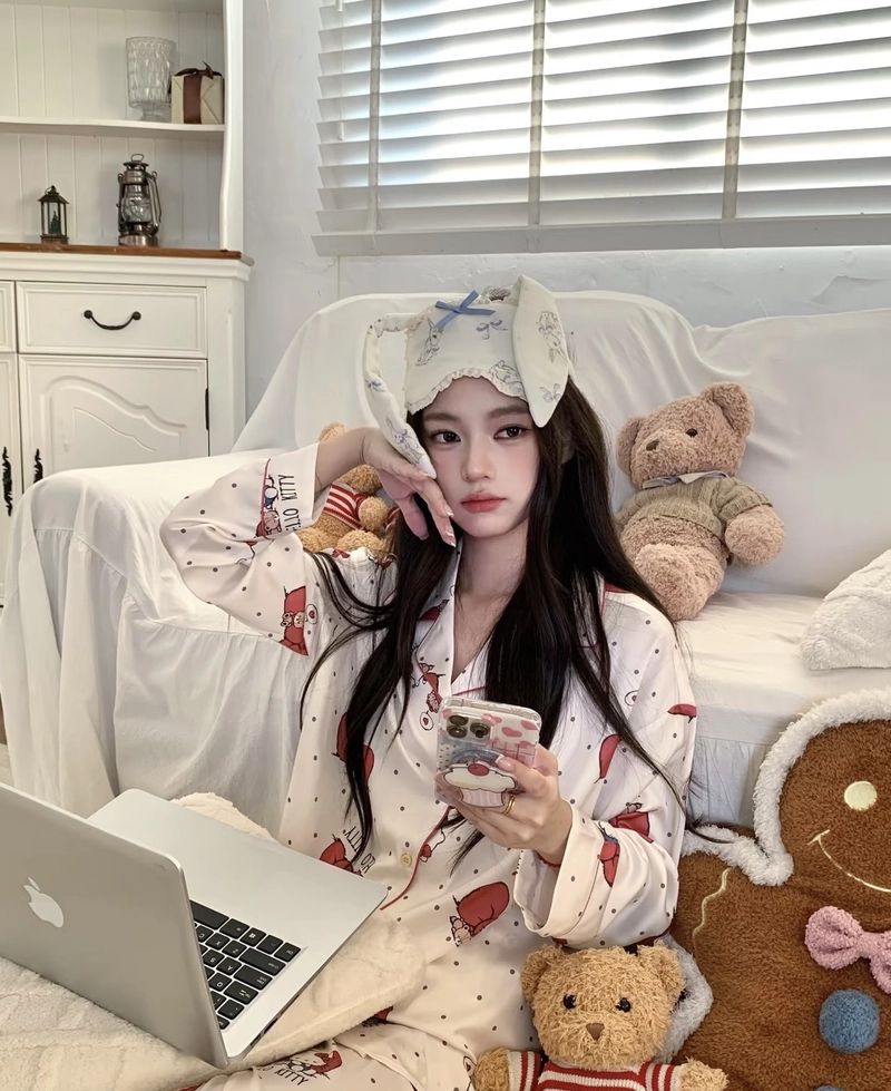 Gái xinh diện đồ ngủ đơn giản nhưng cực cuốn