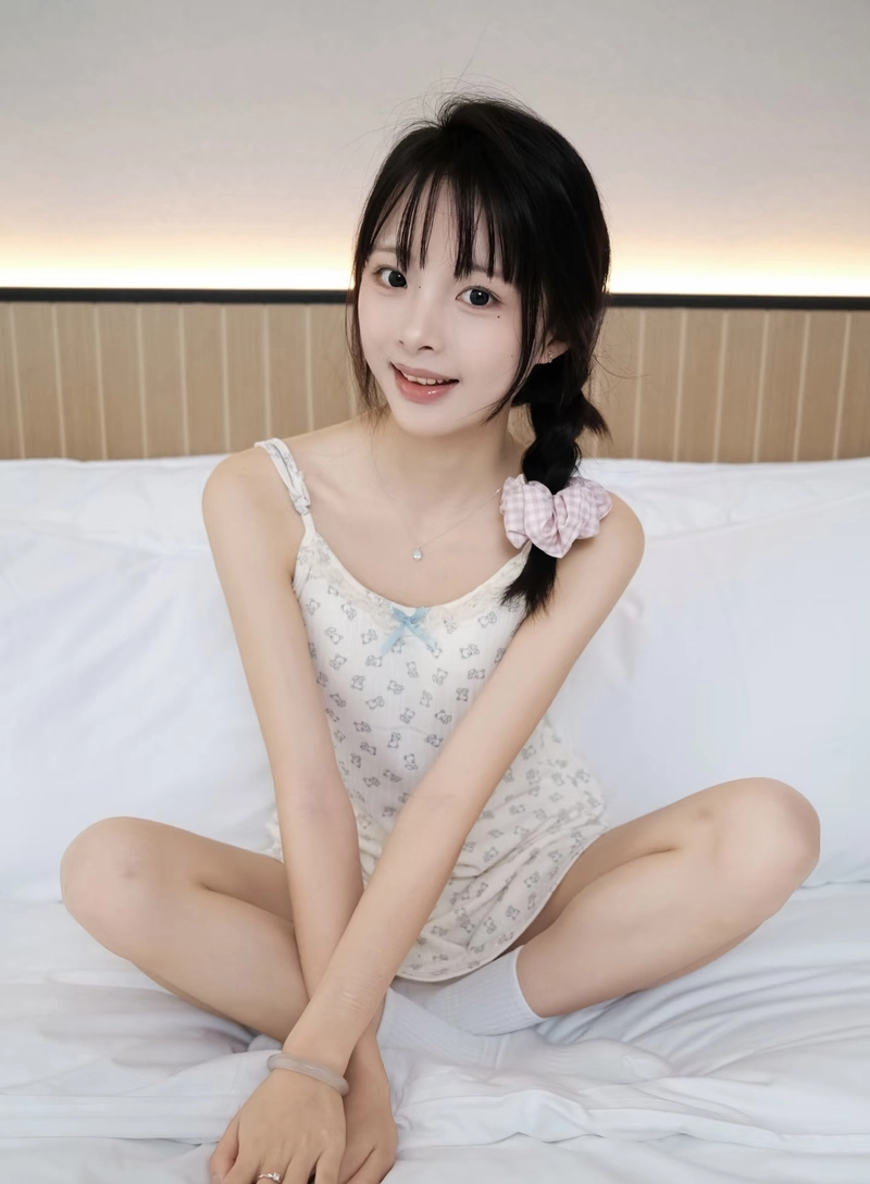 Gái xinh mặc đồ ngủ nhẹ nhàng tạo thiện cảm