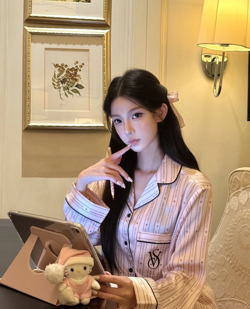 Gái xinh mặc pijama đáng yêu mang vẻ cuốn hút