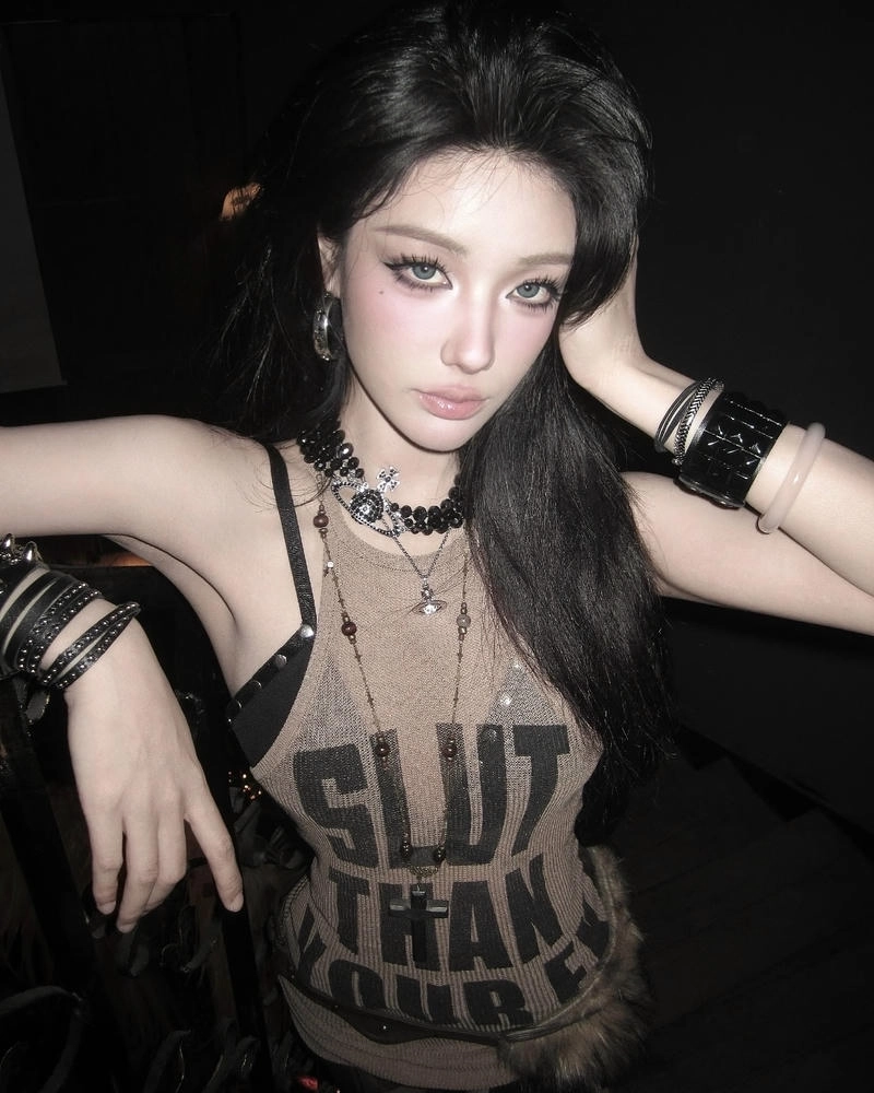 Gái xinh ngầu với ánh nhìn mạnh mẽ đầy sức hút