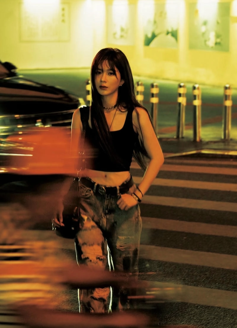 Gái xinh ngầu với biểu cảm lạnh nhưng đầy cuốn hút