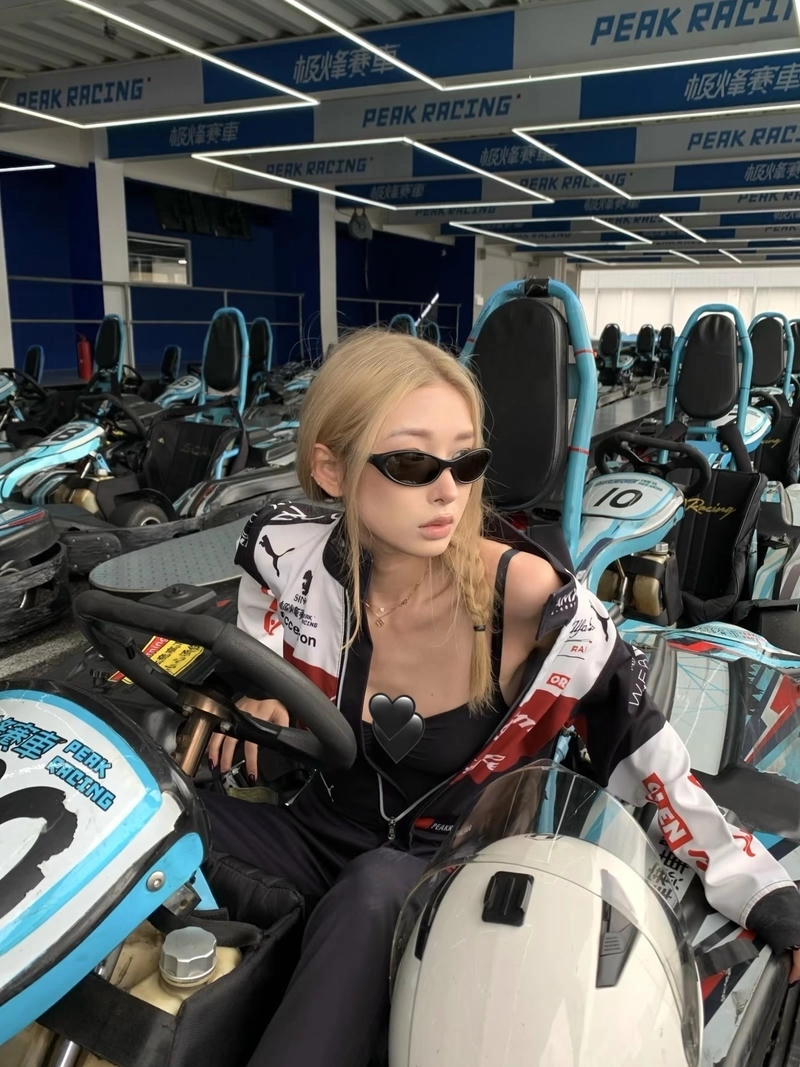 Gái xinh ngầu với biểu cảm lạnh tạo cảm giác bí ẩn