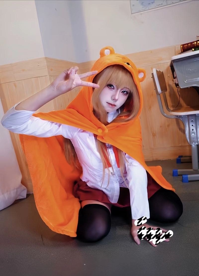 Góc chụp Umaru cosplay với ánh nhìn nổi bật
