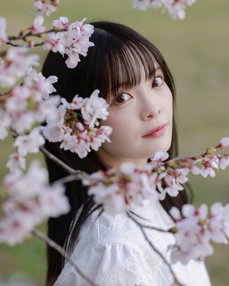 Góc chụp cận mặt làm nổi bật nét đẹp gái Nhật