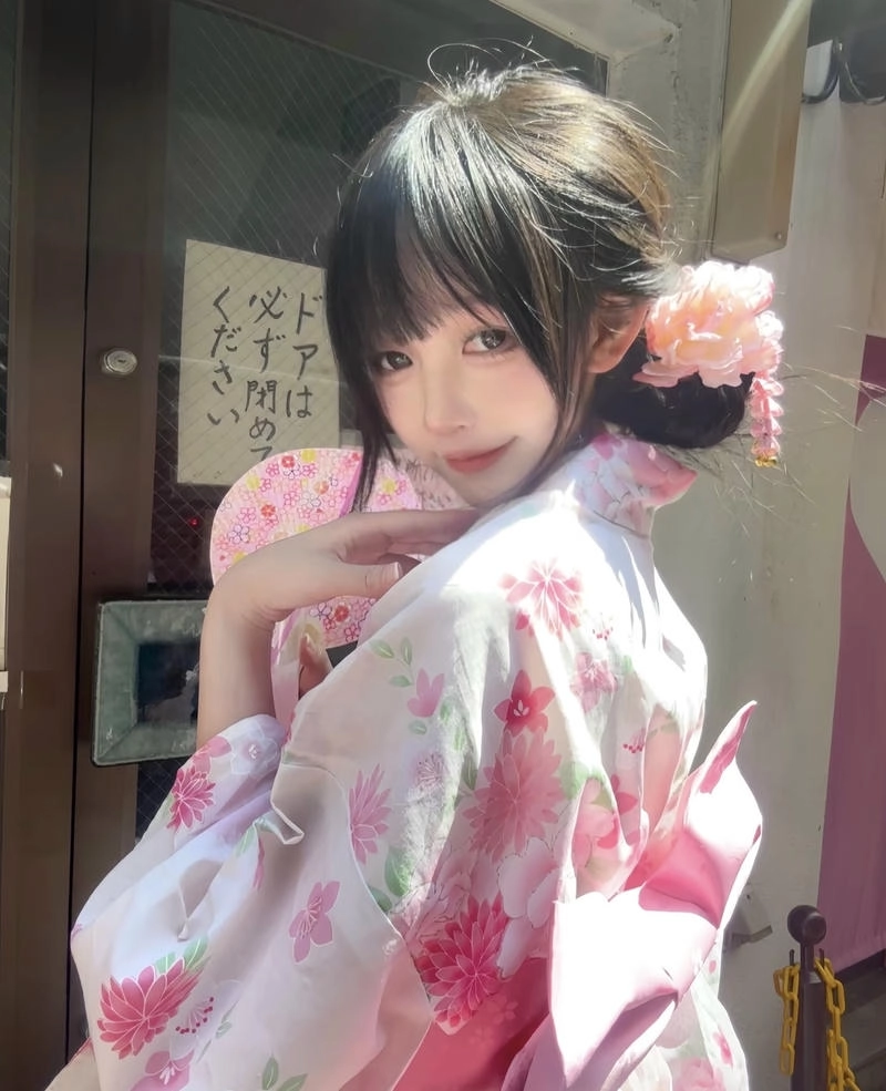 Góc chụp nghiêng thể hiện rõ đường nét gái Nhật thanh tú