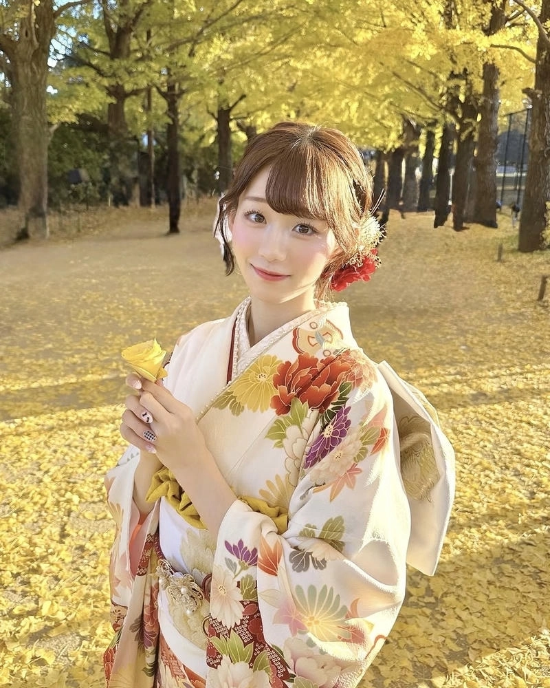 Góc chụp toàn thân thể hiện rõ trang phục kimono gái Nhật