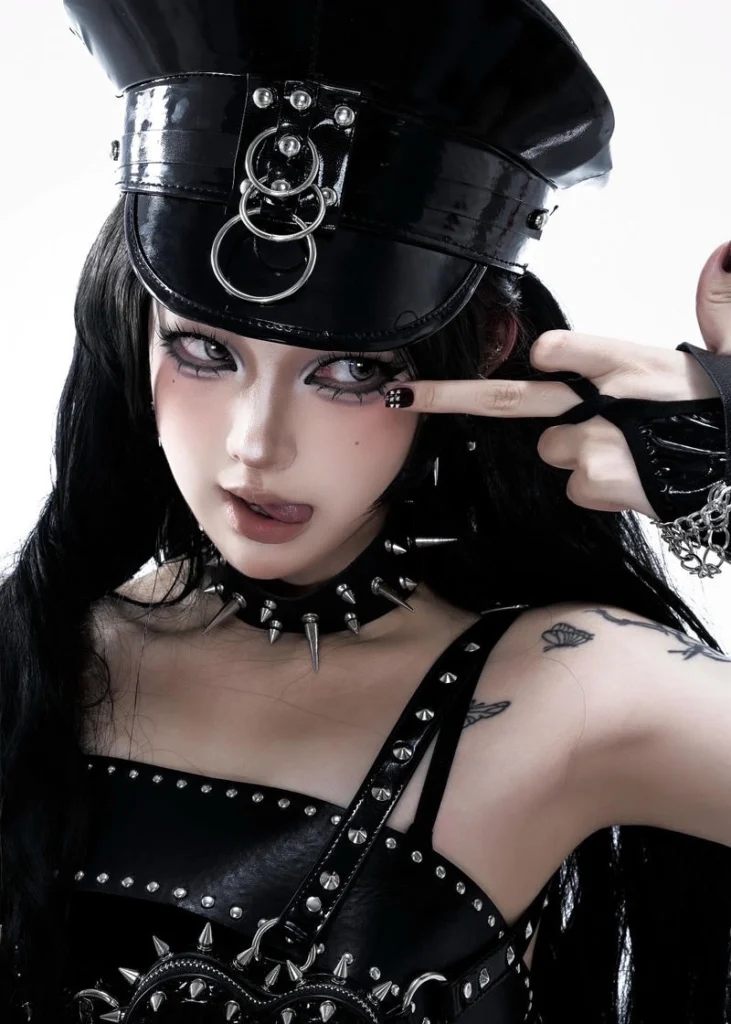 Gương mặt lạnh lùng của gái xinh ngầu đầy cuốn hút