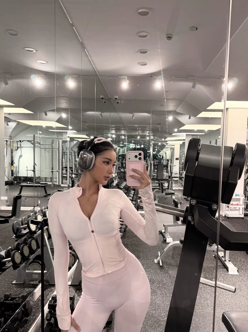 Gương mặt rạng rỡ của cô gái tập gym tràn năng lượng