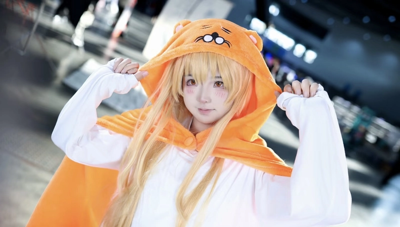 Hình Umaru cosplay đứng yên với nét mặt dễ thương