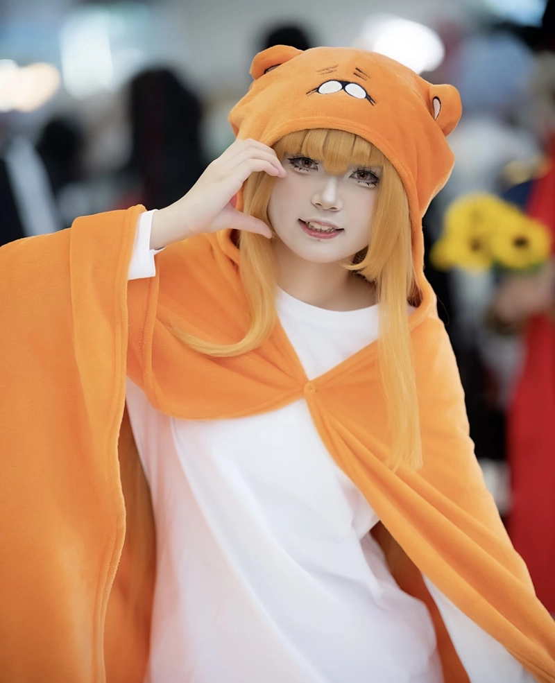 Hình Umaru cosplay với ánh mắt long lanh đáng yêu