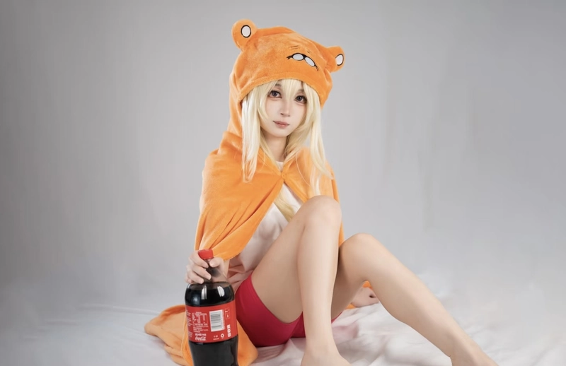 Hình Umaru cosplay với ánh sáng làm nổi bật hình ảnh