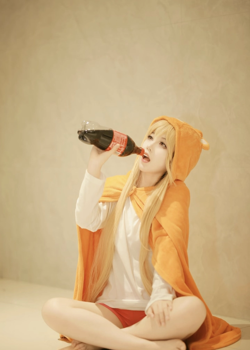 Hình Umaru cosplay với biểu cảm đáng yêu tinh nghịch