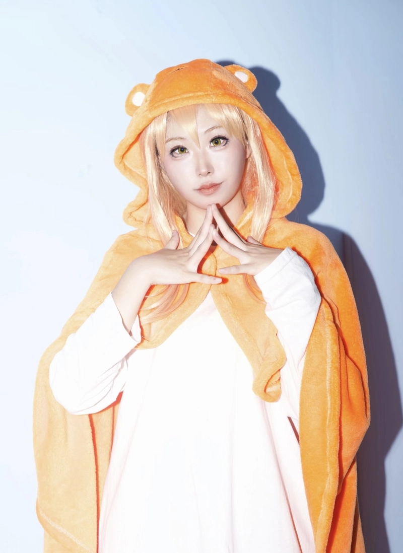 Hình Umaru cosplay với mái tóc vàng đặc trưng