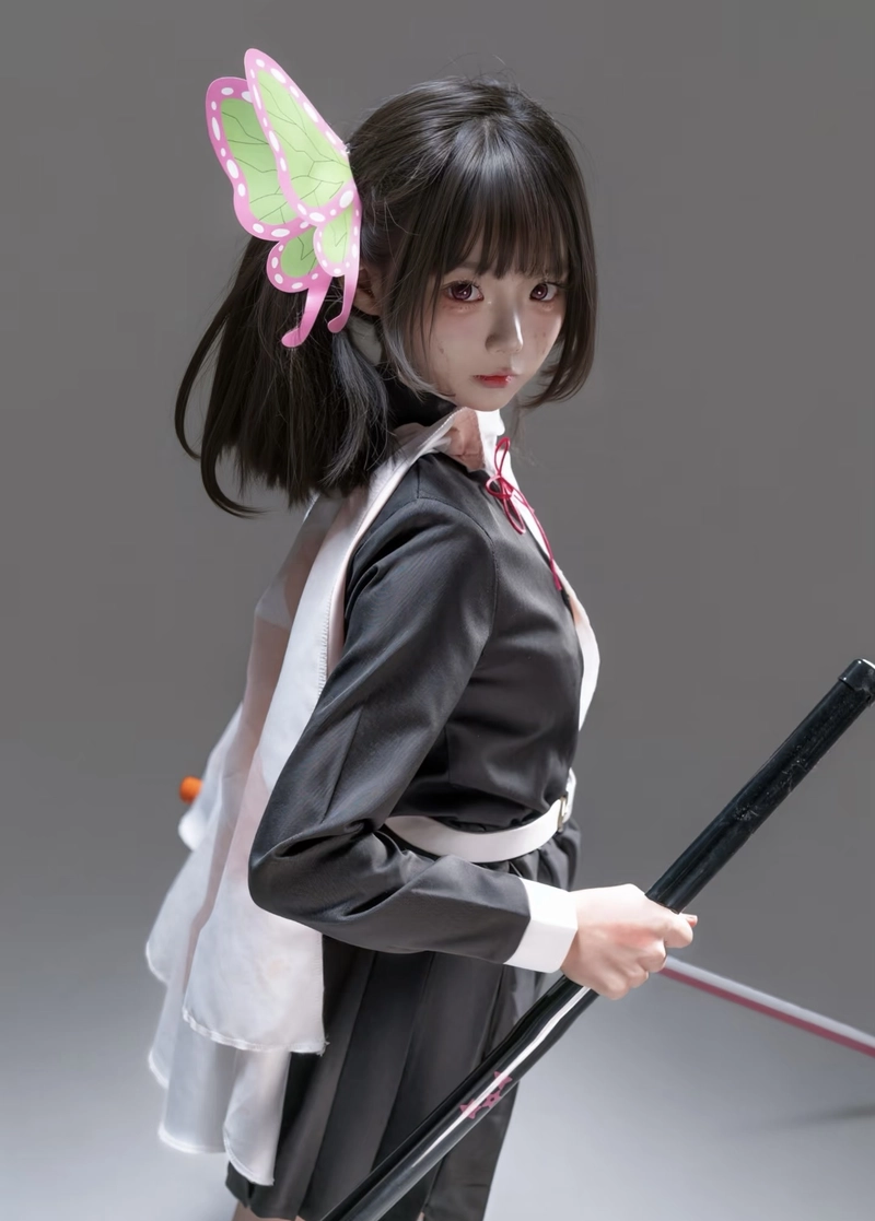 Hình ảnh Kanao cosplay với ánh mắt sâu đầy cảm xúc