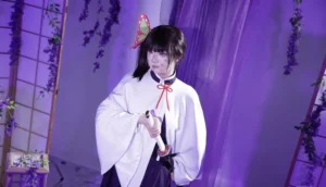 Hình ảnh Kanao cosplay với ánh nhìn trong trẻo