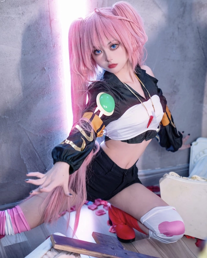 Hình ảnh Milim Nava cosplay cùng mái tóc hồng