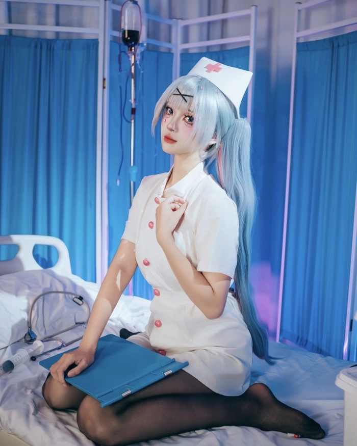 Hình ảnh cosplay y tá cùng trang phục trắng nổi bật
