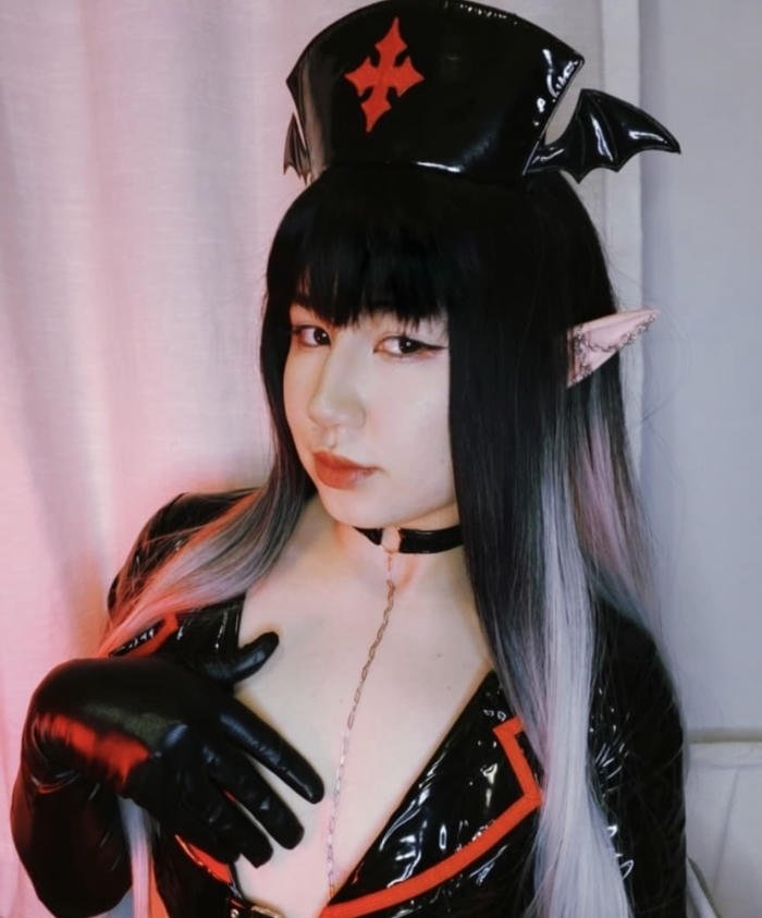 Hình ảnh cosplay y tá quyến rũ hở hang