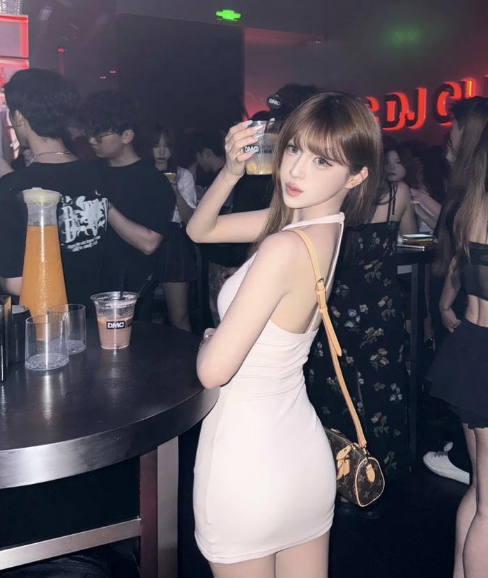 Hình ảnh đêm vui gái xinh vây trắng đi bar