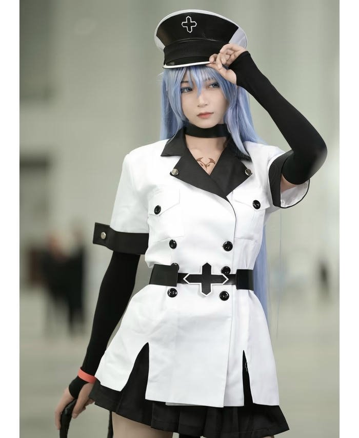 Hình ảnh esdeath cosplay đang đội mũ