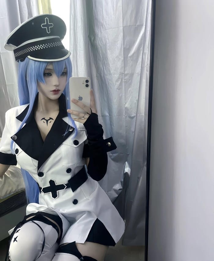 Hình ảnh esdeath cosplay ngồi trước gương