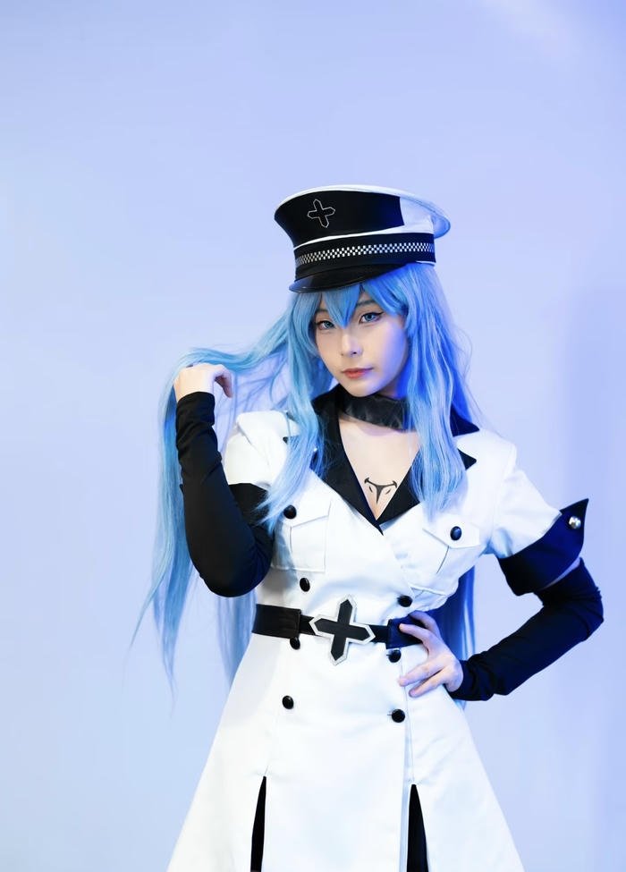 Hình ảnh esdeath cosplay tay trống hông